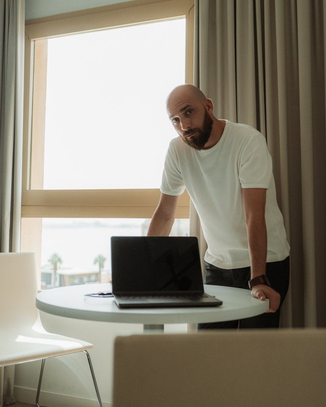 Cosmin Catalin trabajando con el portátil