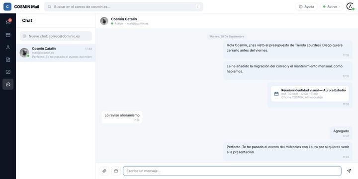 Chat interno con un compañero y un evento del calendario compartido en la conversación