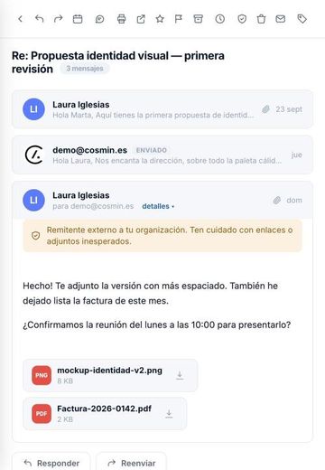 Conversación abierta en el móvil con adjuntos
